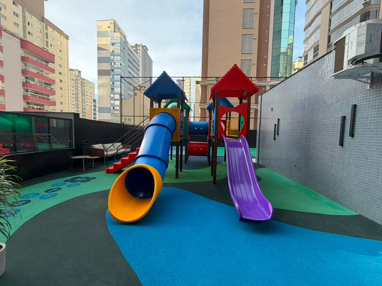 Apartamento Dumond Meia Praia | 4 Suítes na Rua do Russi & Russi